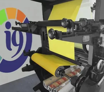 A flexografia é um tipo de impressão realizada em uma chapa em relevo feita de borracha, conhecida como cliché, e recebe este nome pois utiliza diversos materiais flexíveis para realizar as impressões.