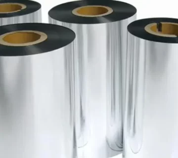 Ribbon é o suprimento utilizado para impressão digital em impressoras de transferência térmica (tipo Zebra e Argox). É muito utilizado na indústria para impressão de dados variáveis, códigos de barras, tabelas nutricionais, tags para roupas, etc. Existem 3 tipos disponíveis para Impressoras Térmicas: Ribbon Cera, Ribbon Resina e Ribbon Misto (Cera/Resina).